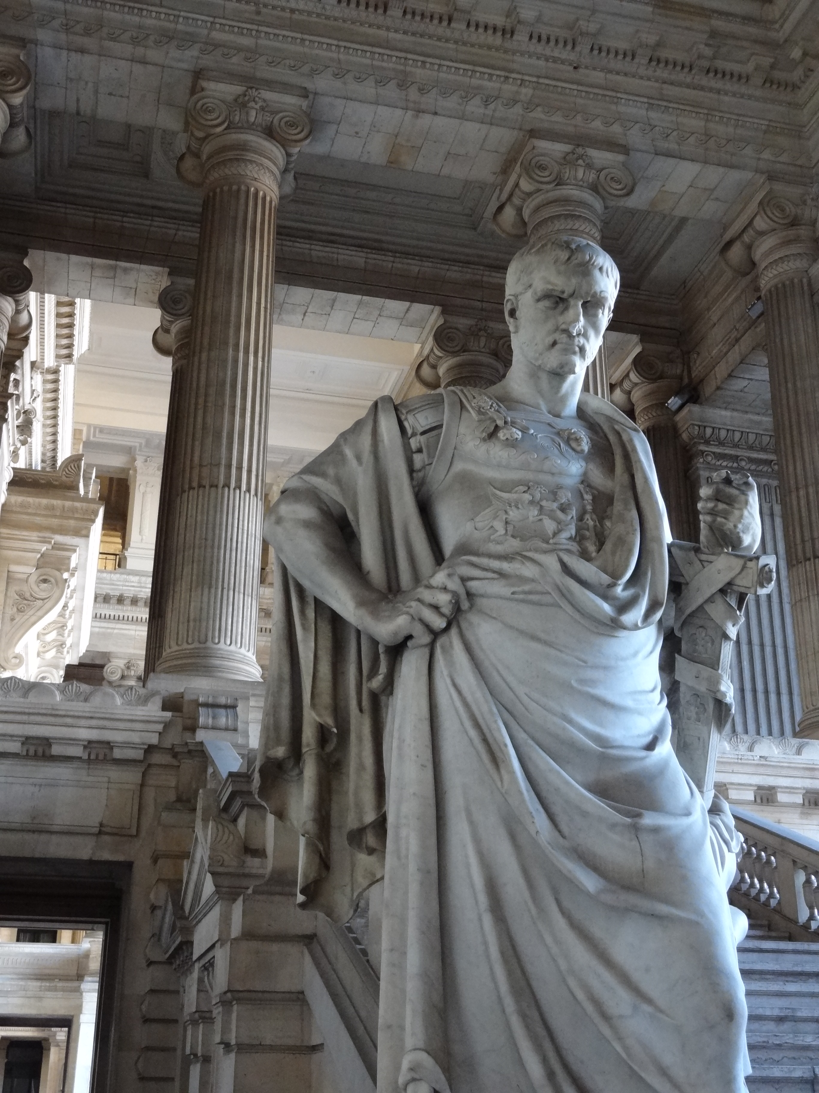 statue_dedans_le_palais_de_justice.jpg