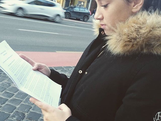 Rozi éppen tanulja a szövegkönyvet. 