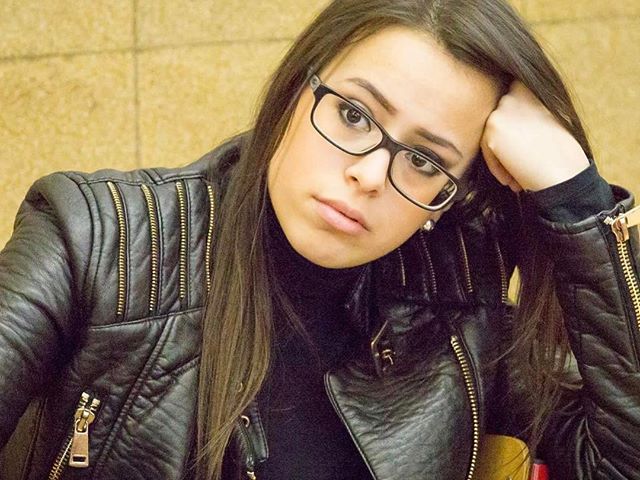 Paula nagyon elgondolkodott valamin. Vagy unalmas lenne az óra? 