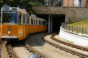 Clark Ádám téri alagút. Újból kipingálva