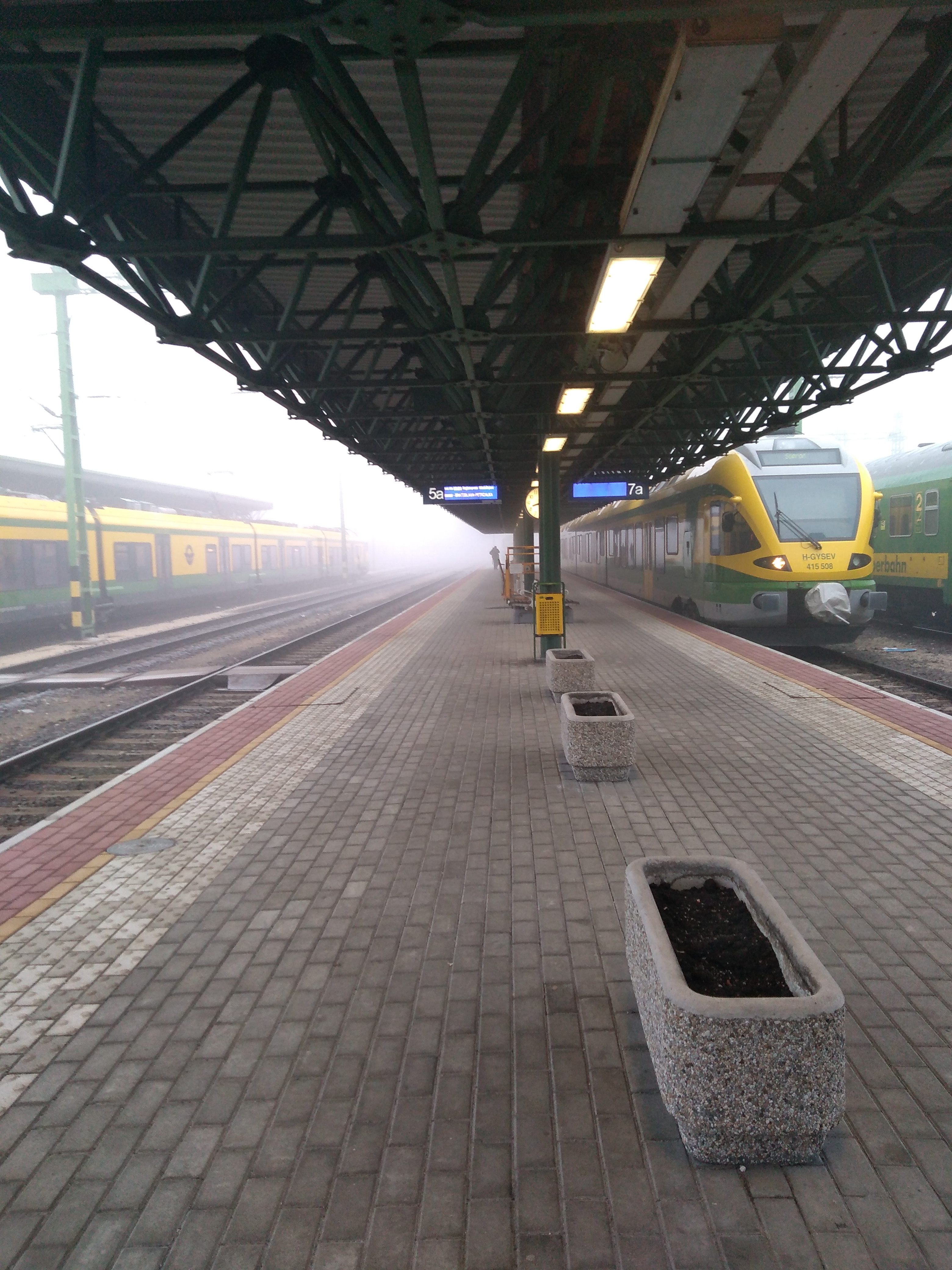 Ködbe vész a soproni állomás.