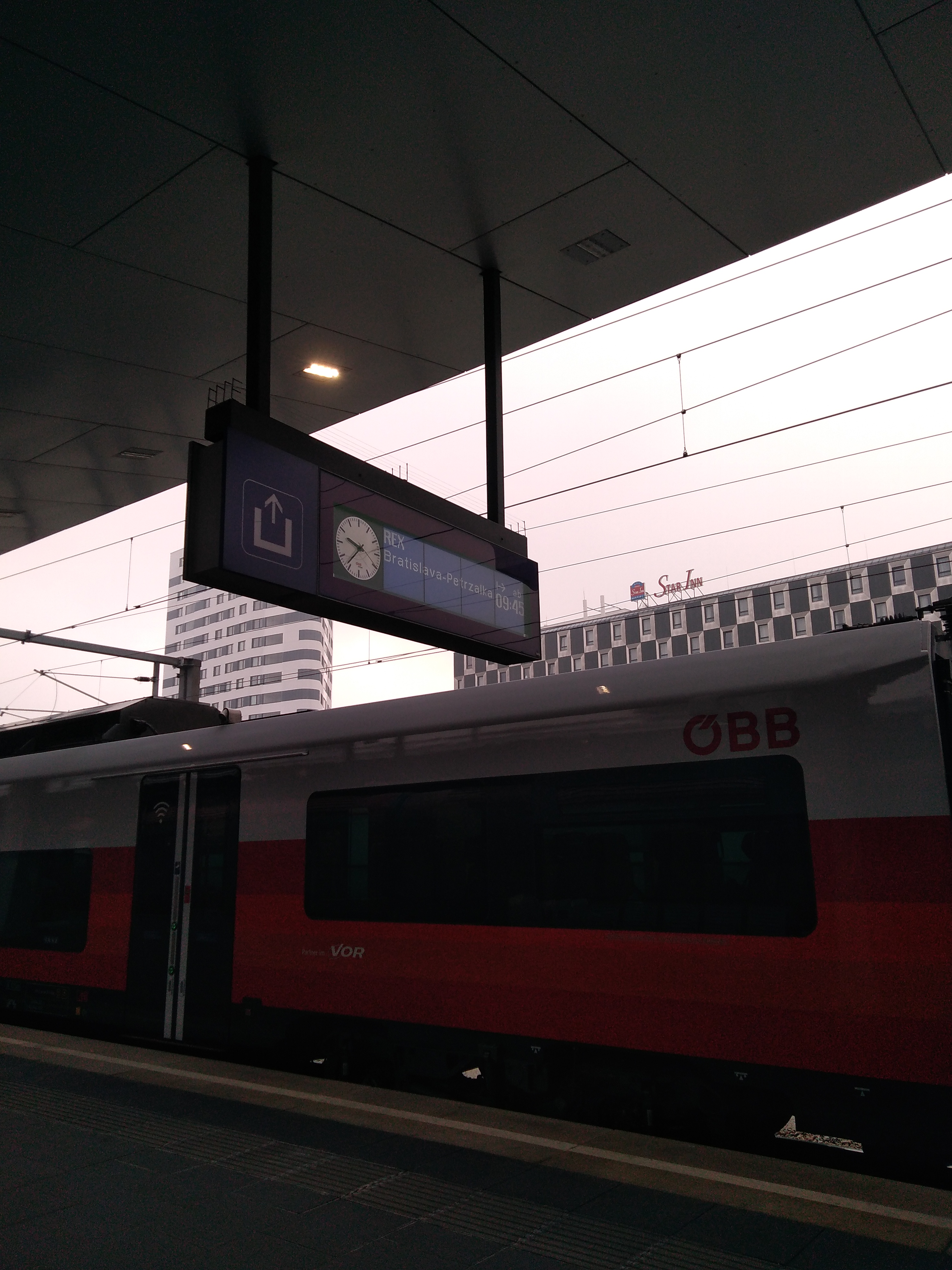 Érkezés után a Hauptbahnhof 12-es peronján.