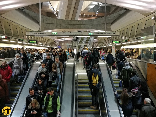 Zsúfoltság és megbízhatatlan liftek a 4-es metrón