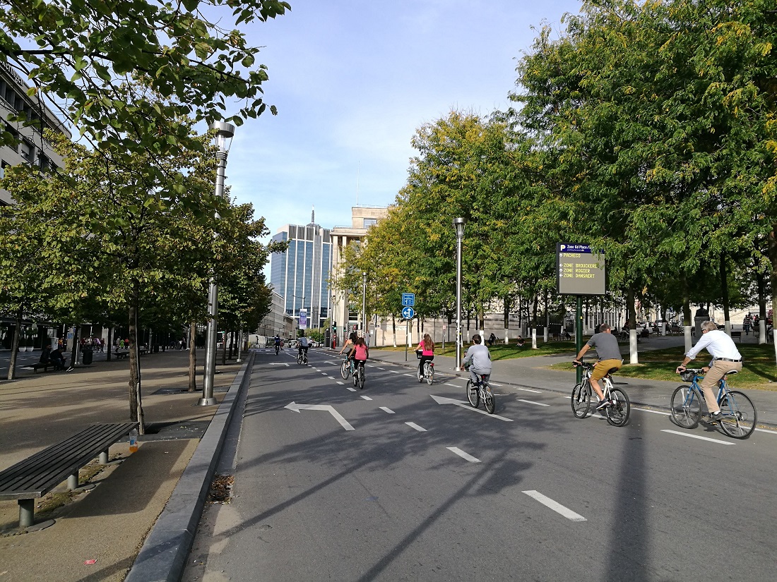 Kerékpárosok és gyalogosok a lezárt utcákon