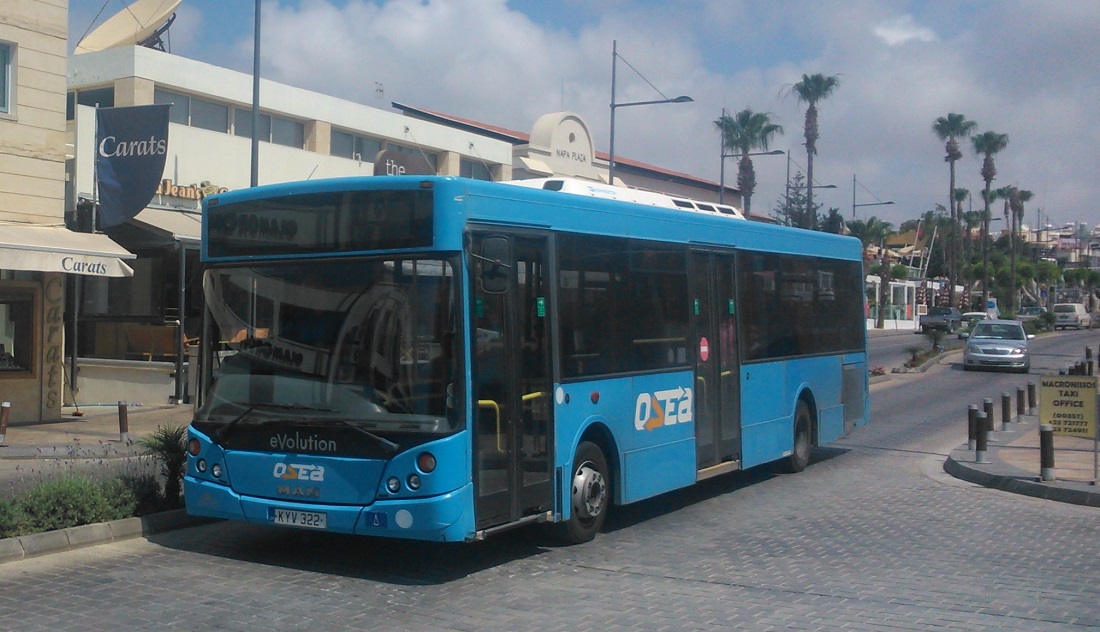 A famagustai kerület szolgáltatójának (OSEA) MCV eVolution típusú busza Agia Napa központjában