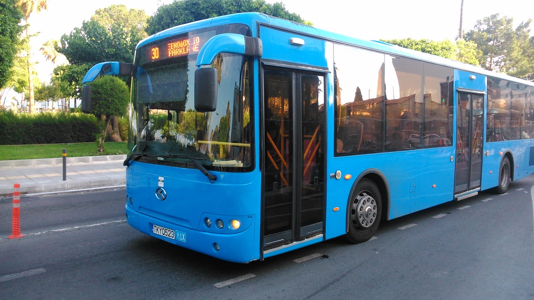 A limassoli cég (EMEL) egyik King Longja – a busz lényegében a Volánbusz Budapest környéki járatairól is ismert, hírhedt típus tükörképe.