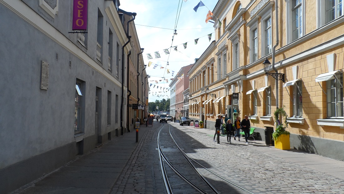 Egészen szűk utcákban is mennek villamosok, ez például a Katariinankatu