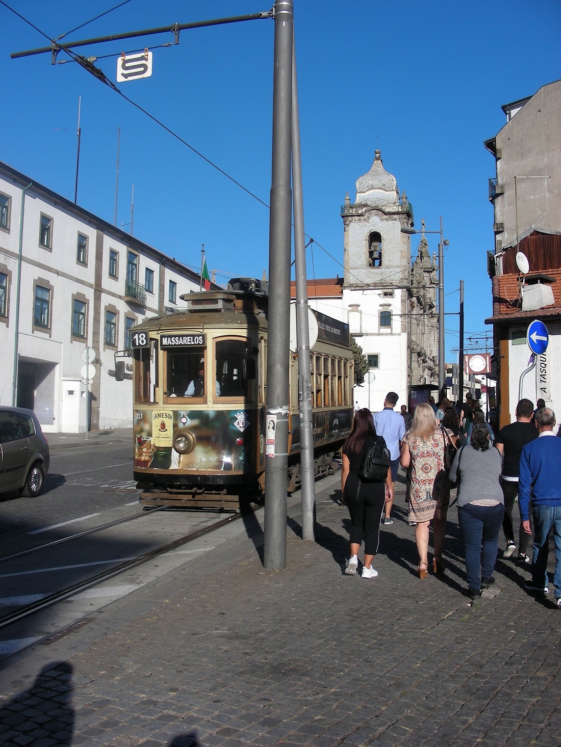 Villamos a Rua do Carmón. Három viszonylat maradt meg (1, 18, 22), a többit felszámolták