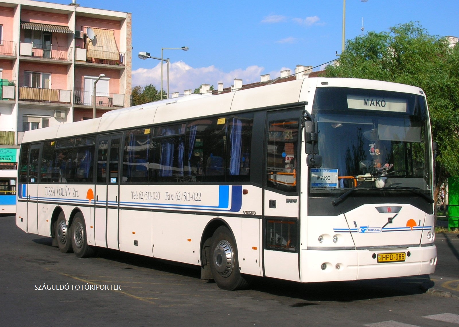 Az eredeti narancssárga kapaszkodók és a Volvo-emblémák a felújítást megelőzően így festettek...