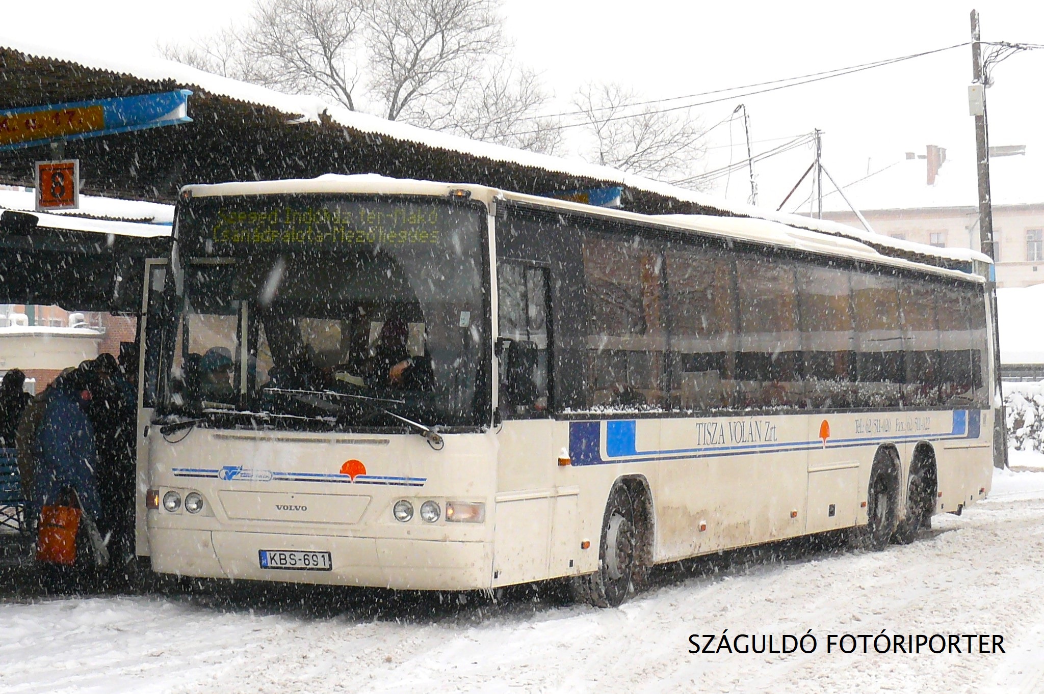 Emlémapótló felirattal