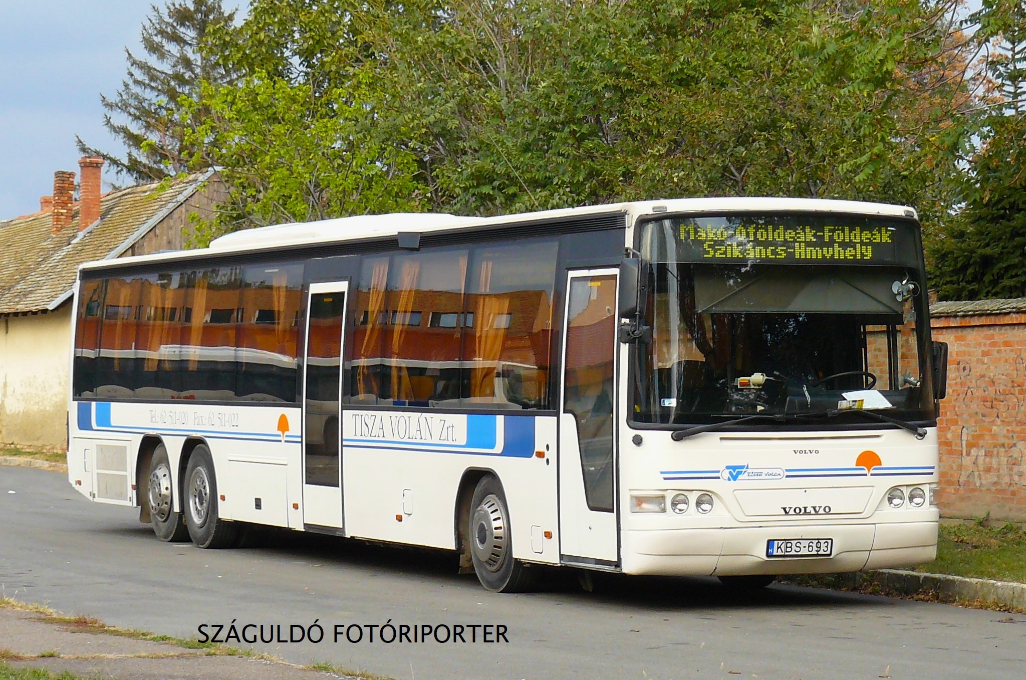 A gyári dísztárcsák helyét idővel átvették - jó esetben - a Volvo gépészetű buszokról ismert Ruspák