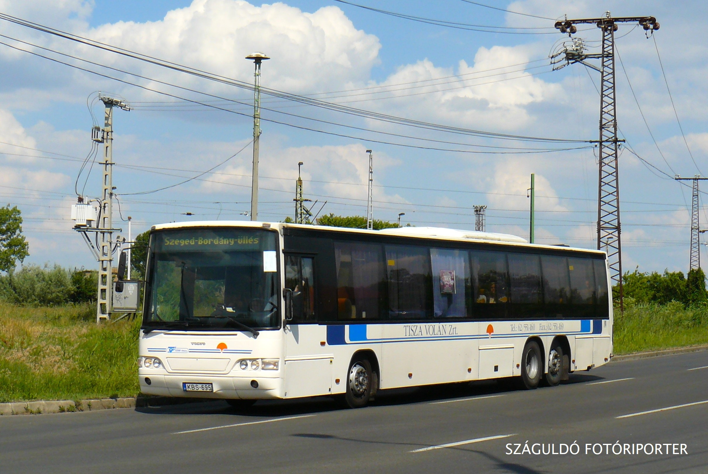 Utólagos beépítésű ködfényszóróval hasít a 695