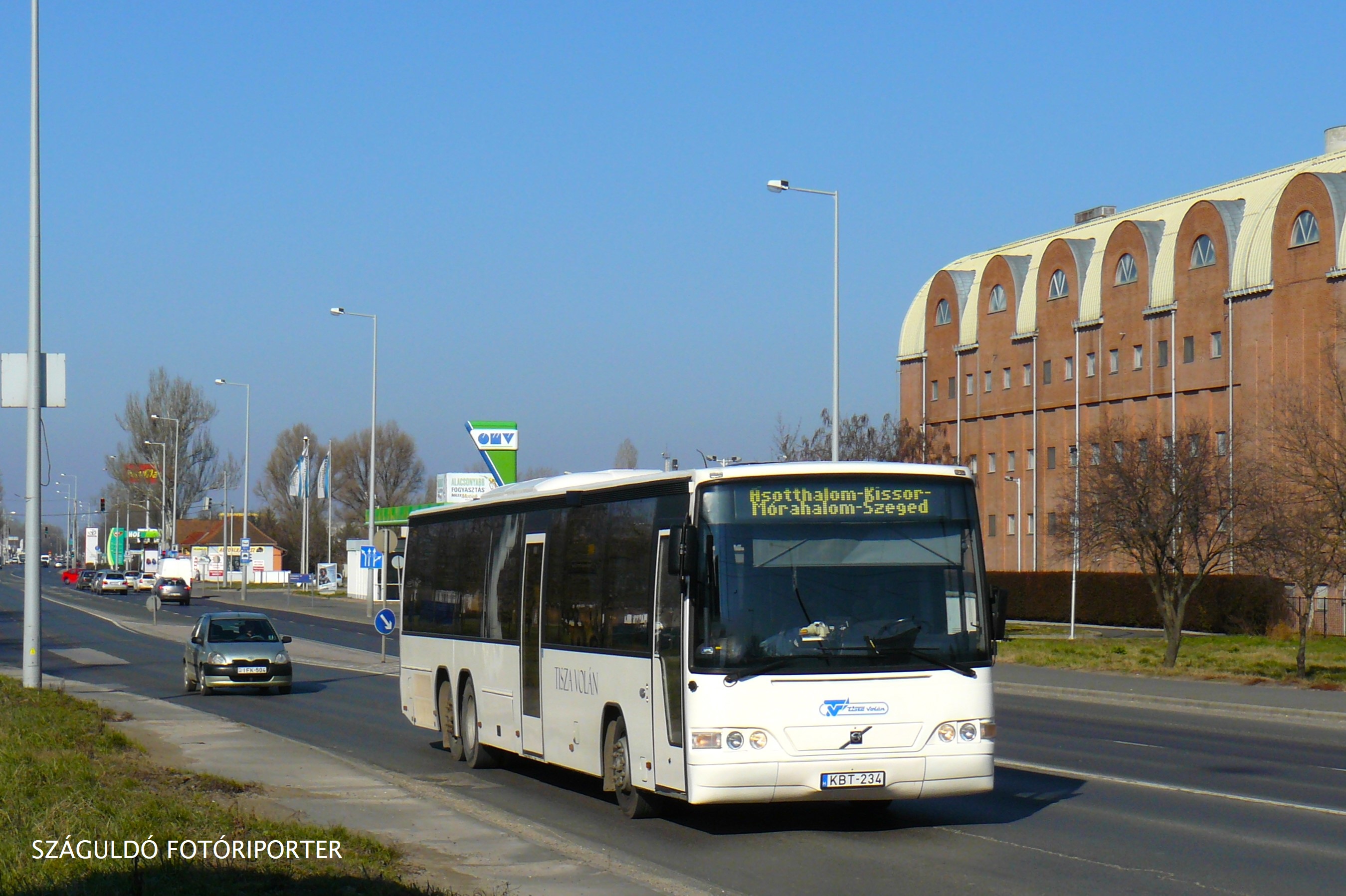A régiósítás előtti állapot ritkább változata volt, amikor egy autóbusz még megkapta a betűkkel felírt Tisza Volán feliratot az oldalára