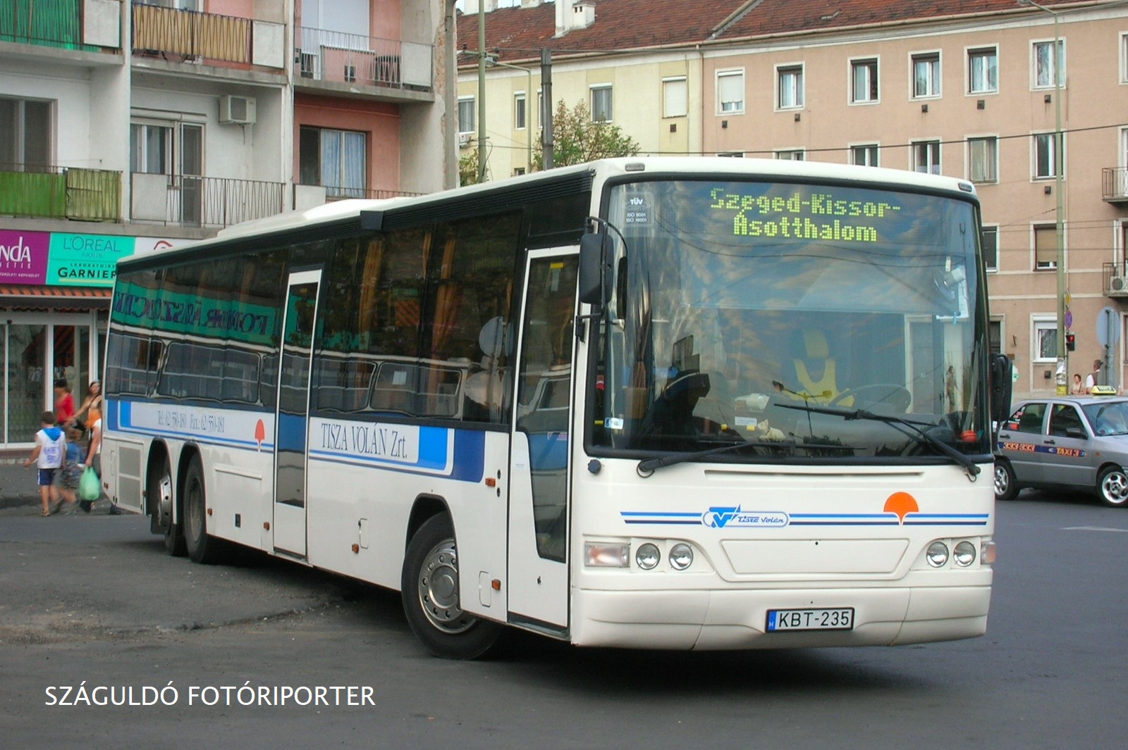 A hely és a póz már ismerős lehet, de a kijelzővezérlő azóta megtanulta a dolgát