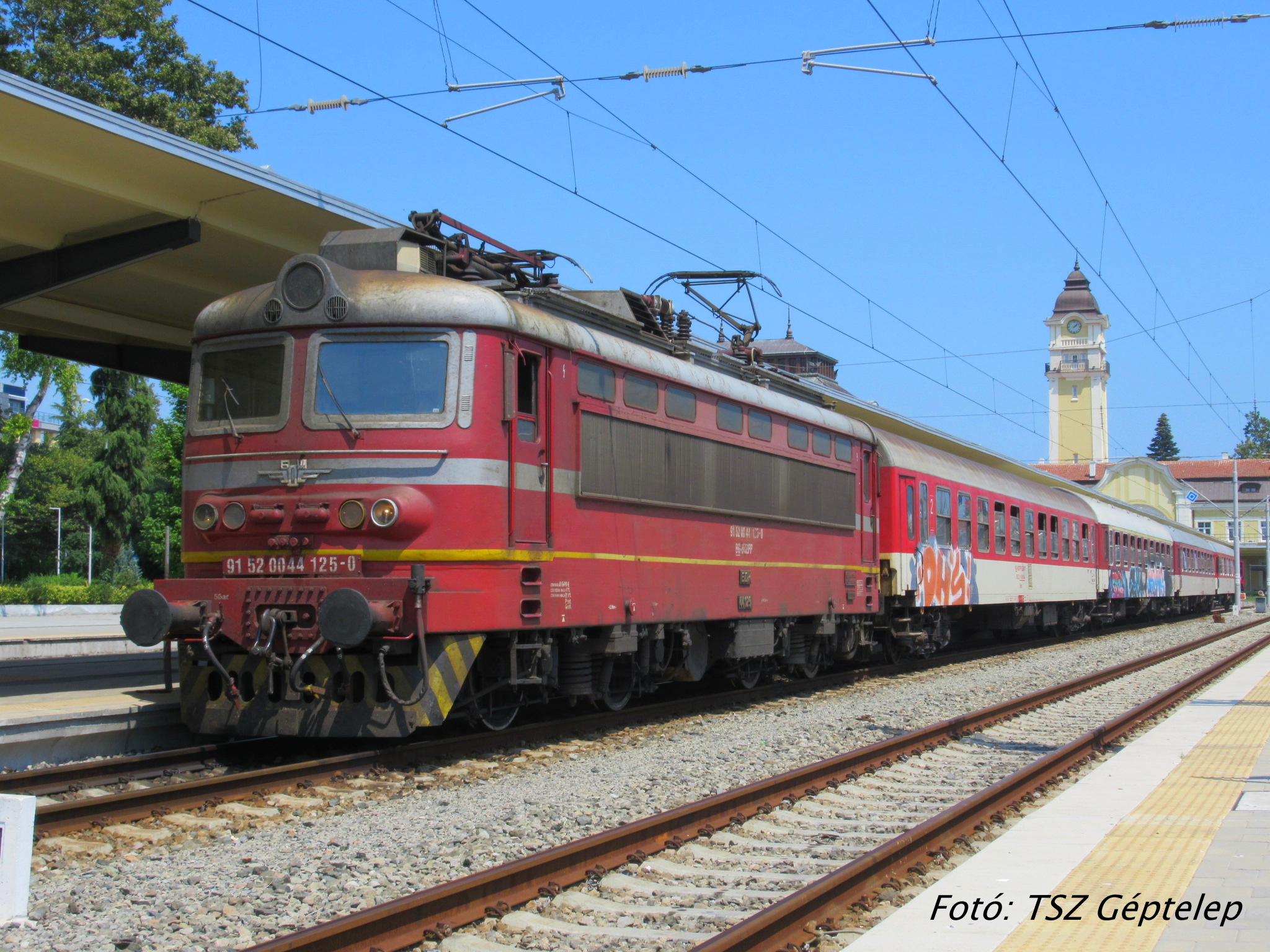 A vasútállomáson látnivalóként csak a 14:30-kor Szliven - Karlovo útirányon át Szófiába induló gyorsvonat szolgál. Az 1979-ben gyártott, táblája szerint Gorna Orjahovica telepállomású 44.125-ös 4 kocsis szerelvényt kapott.
