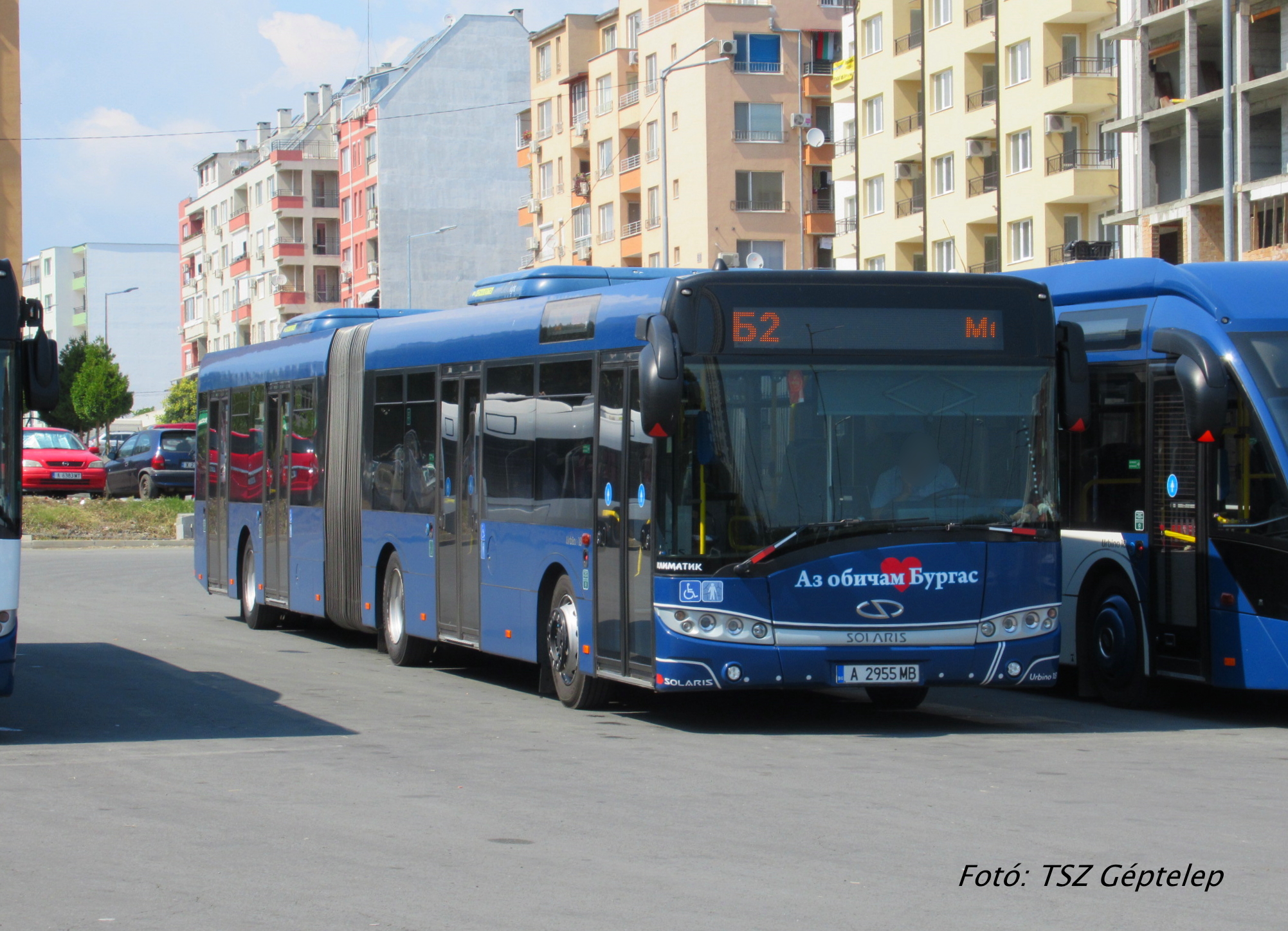 A kiállásukat töltő autóbuszok számára nagy aszfaltozott tárolót alakítottak ki. Több más jármű között megörökítek egy parkoló Urbino 18-ast a B2-es vonalról… A városban dolgozó 28 db Urbino 18-ast a Burgaszbusz 2013-ban szerezte be, a már említett EU-s projekt részeként...