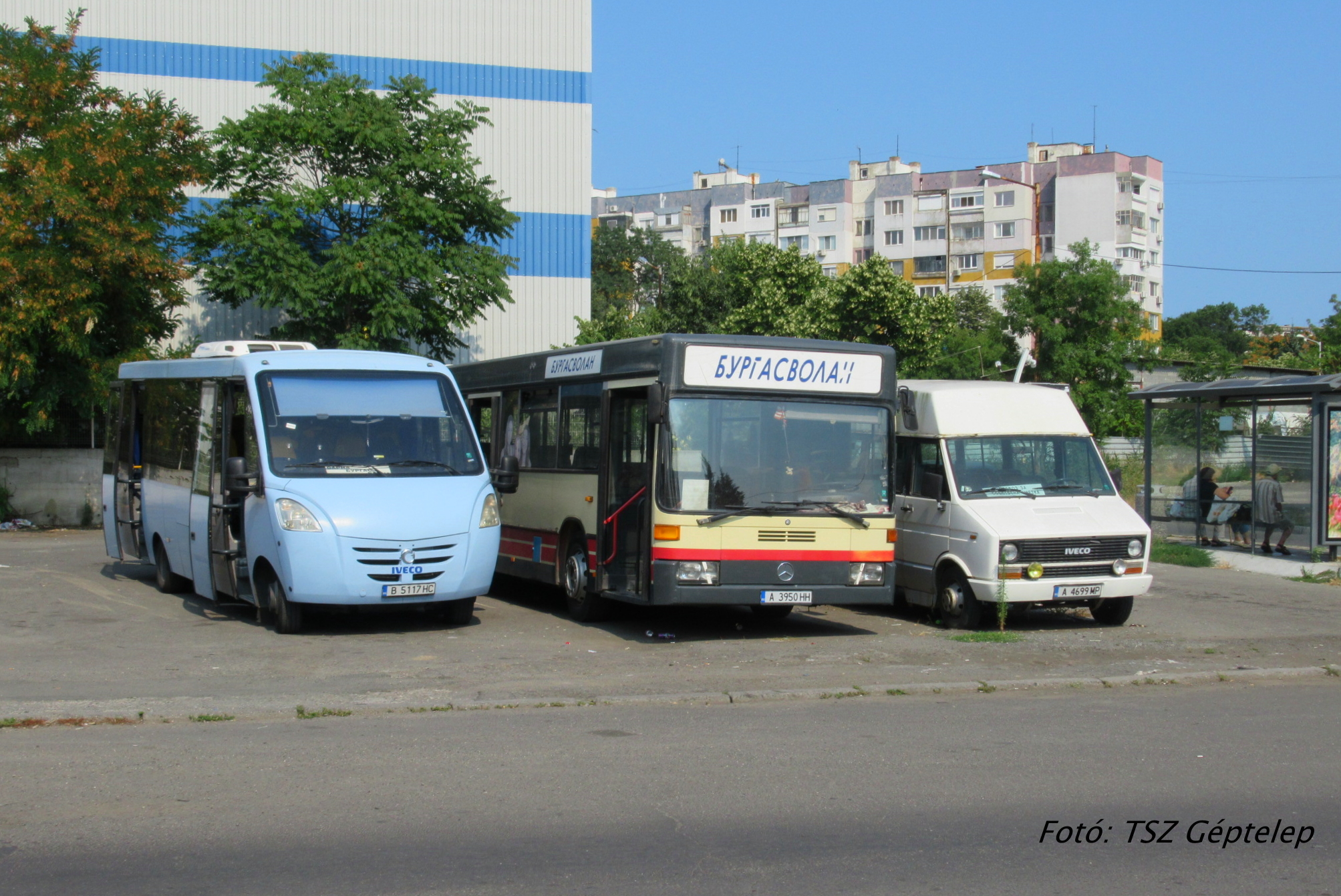 A Bugaszvolan ősrégi Mercije egy Várna - Burgasz viszonylaton közlekedő Iveco midi és már egy ránézésre sem túl bizalomgerjesztő Iveco mikrobusz társaságában áll.