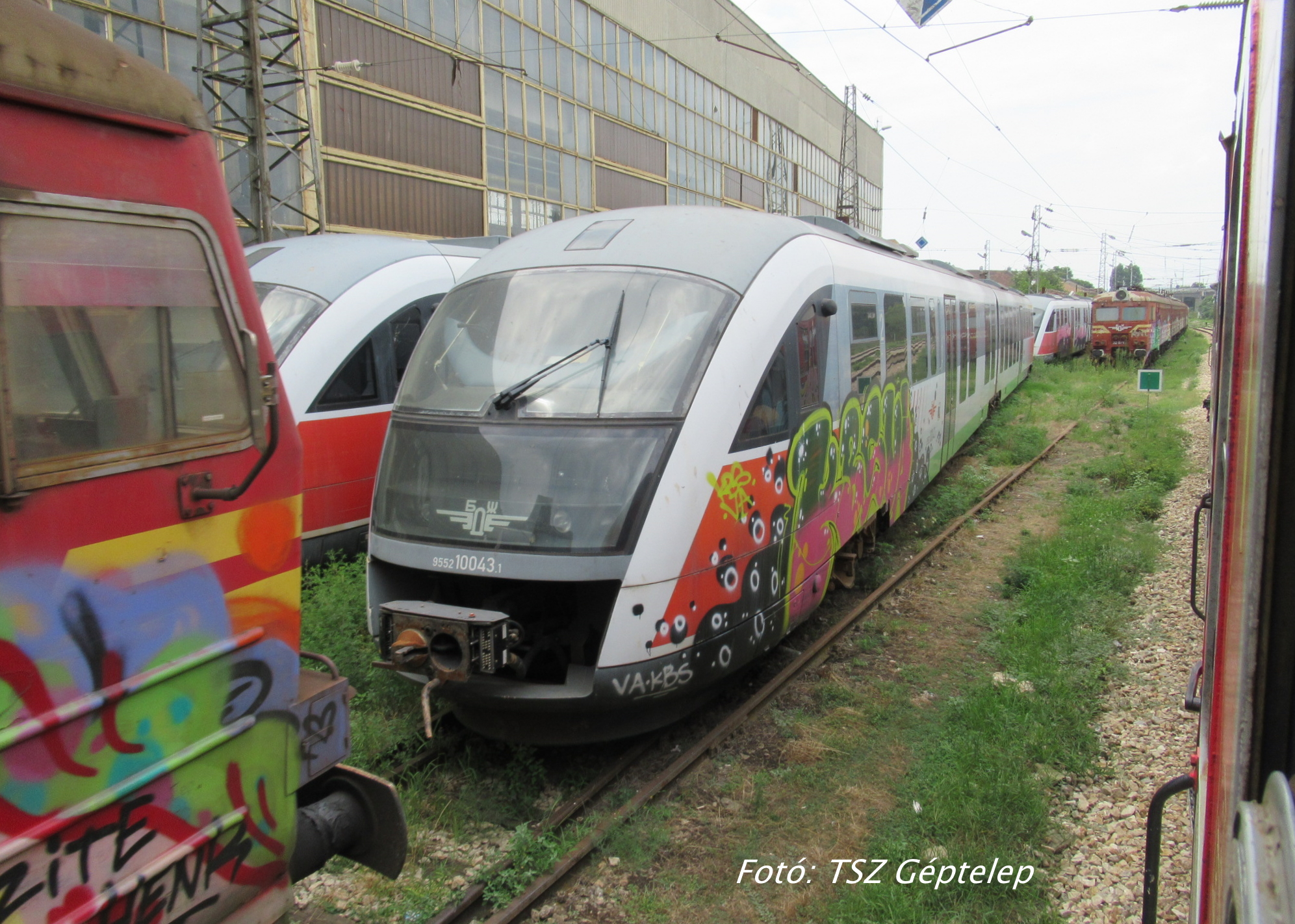  …feltűnően sok dízel Desiro társaságában. Úgy hírlik, a Bolgár vasútnak sem megy maradéktalanul a sorozat karbantartása…