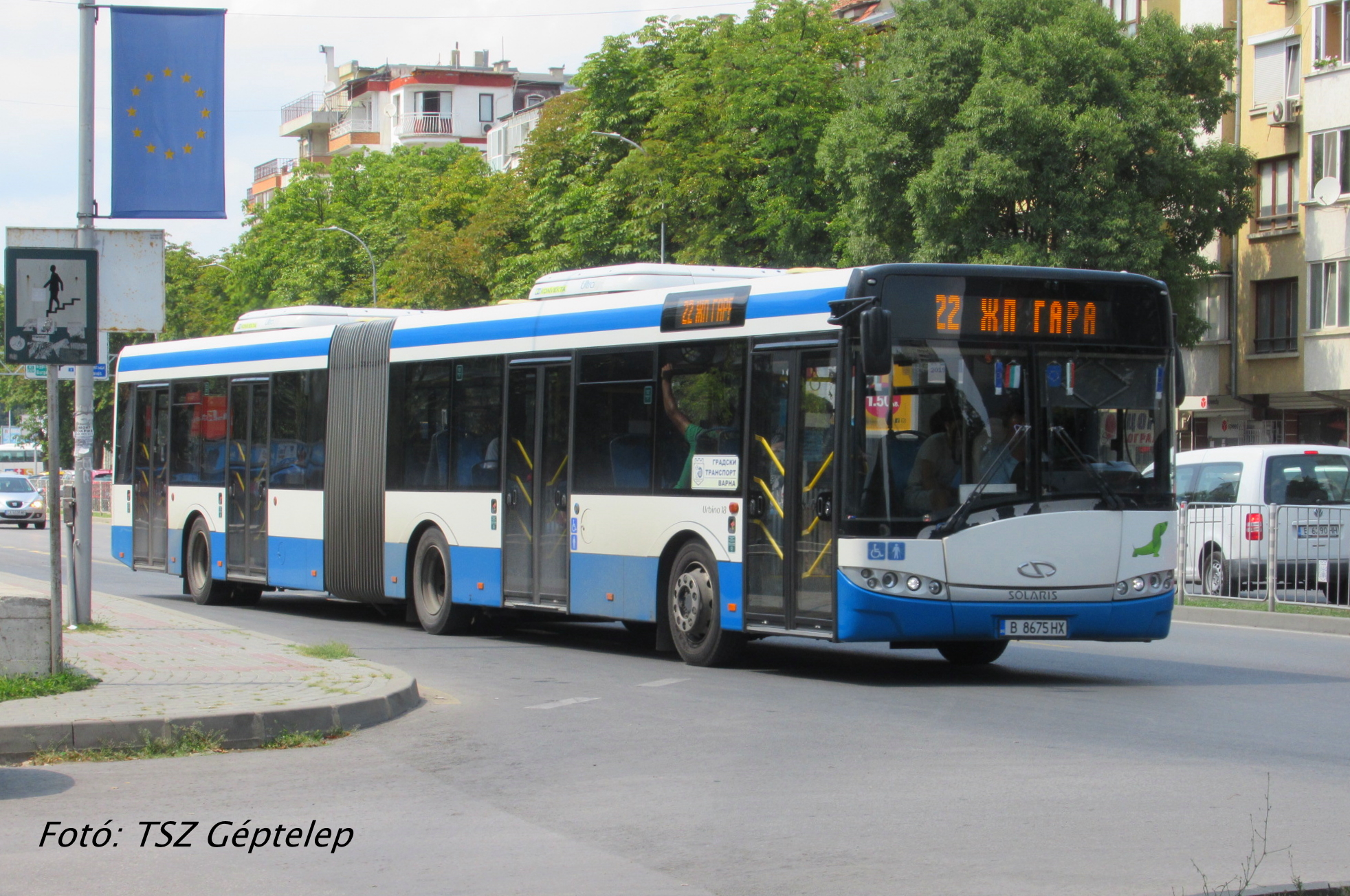 Az OTP helyi leánybankja magasságában először a 148-as, majd a 22-es vonalon érkezik egy-egy Urbino 18-as, miközben a túloldali, jól nem fotózható megállóba már a legújabb formatervet követő Urbino 12-es áll be.