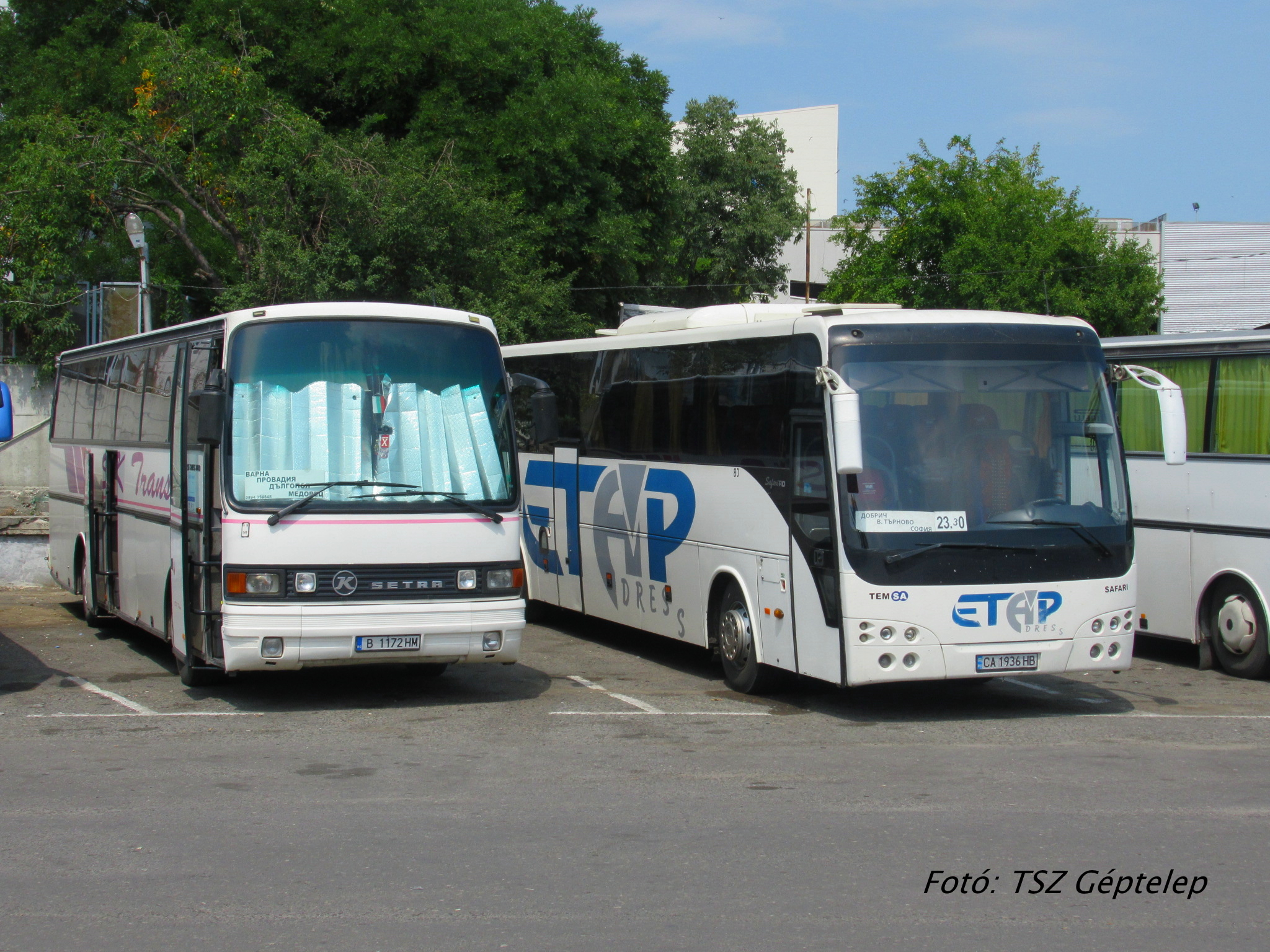 A régi Setra Provadija – Dalgopol útirányon át Medovecbe, a másik Temsa Safari pedig majd éjszakai járatként a közeli Dobricsból Veliko Tarnovon át Szófiába megy. (Hogy utóbbi mit keres itt, az talány maradt…).