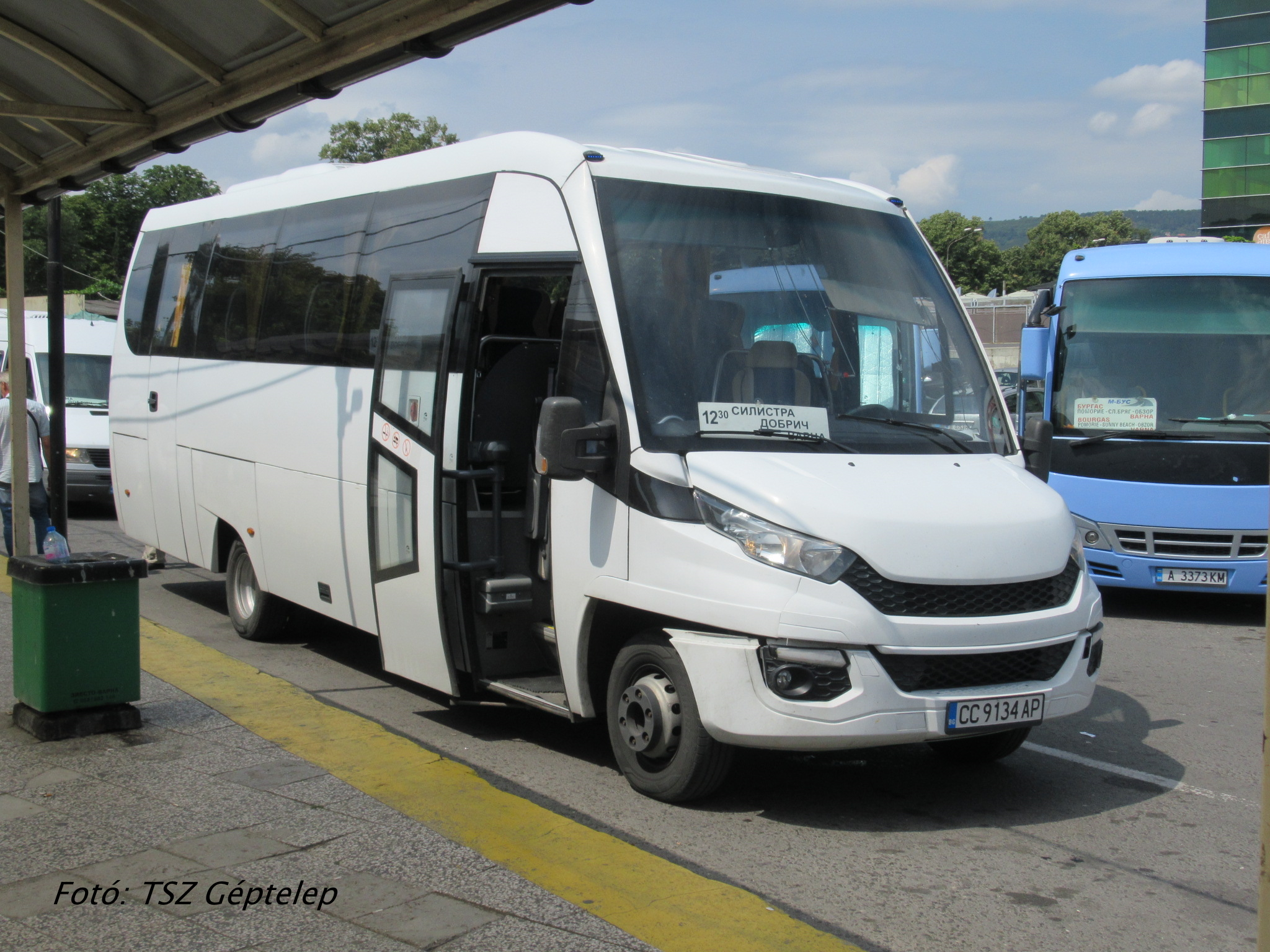 Ez az újvidéki Fenkisbus által, Iveco alvázra épített midibusz a Dobricson át két órányira fekvő, Duna parti Szilisztrából érkezett. (Nem sokkal később megérkezik az M-BUS aznapi utolsó Burgasz-Várna járata is, egy hasonló kinézetű, de valamivel újabb kiadású Feniksbus Intercity képében.)