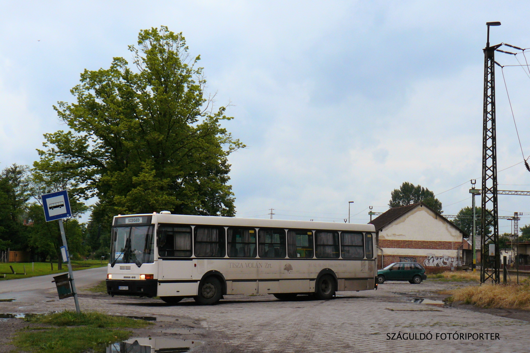 A KNY-502 itt éppen Szatymazról indul Zsombóra