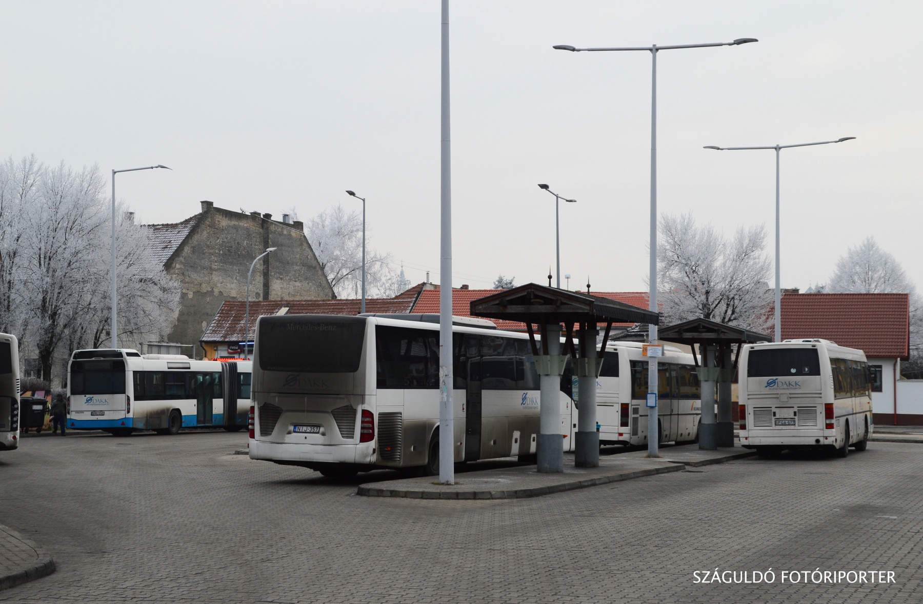 Az egykori helyi járati végállomás, mint Volánbusz tárolóhely - a buszok alapján viszont még akár 2018-ban is járhatnánk