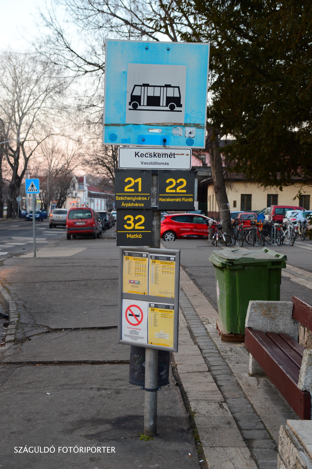 A megállóhelyi névtáblát még a DAKK helyezte ki