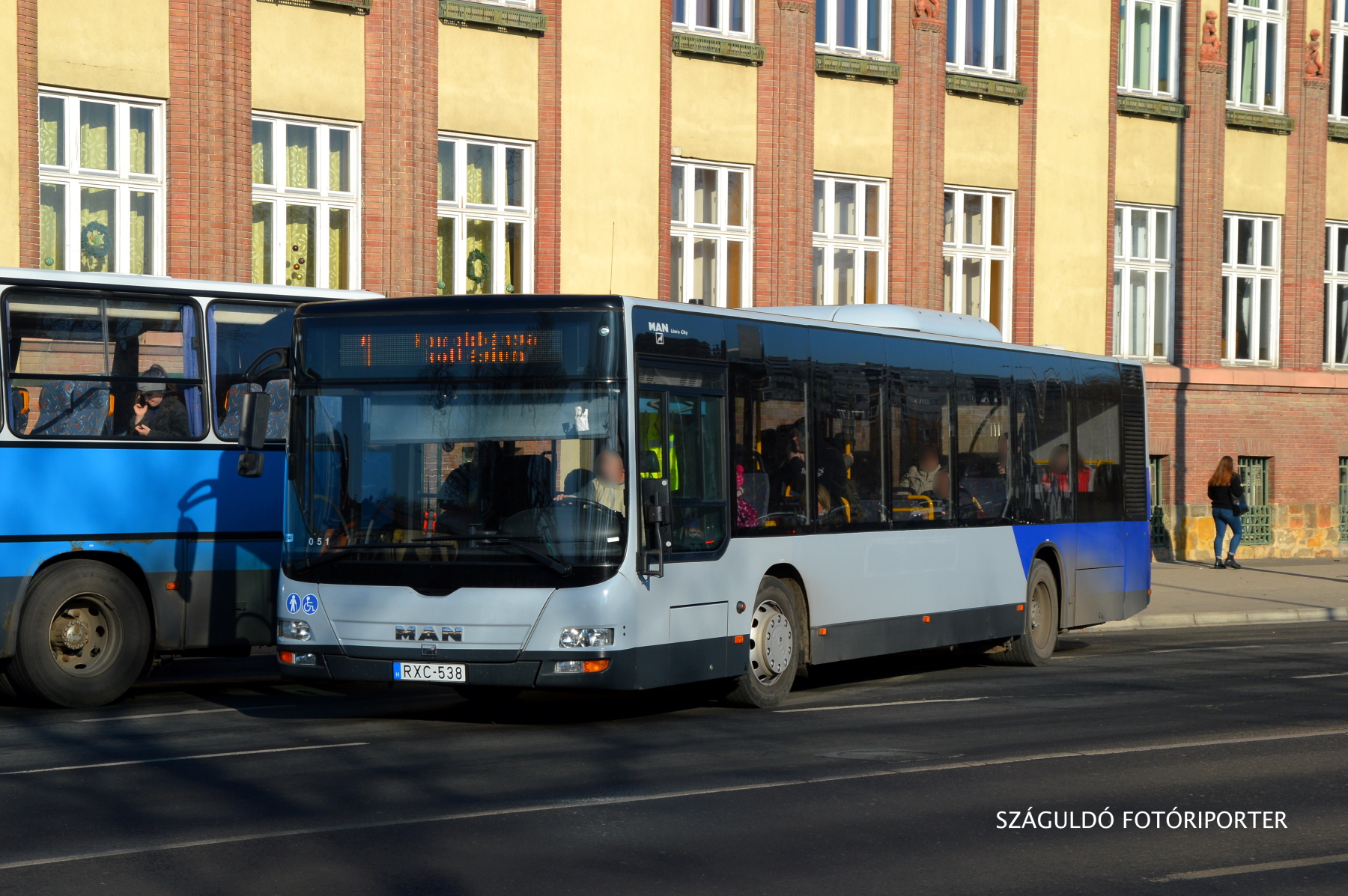 RXC-538 éppen kielőz egy eddig szintén nem túlságosan Kecskeméthez köthető autóbuszt... :)