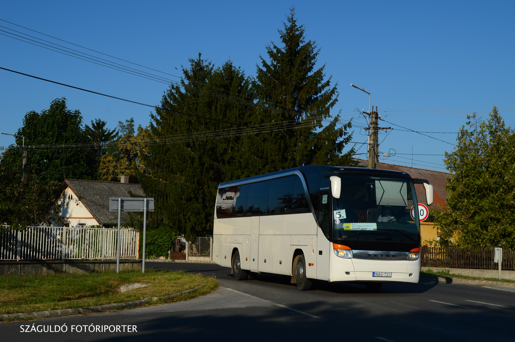 Füzesgyarmatot hagyja el a Feke Buszos NAG-721