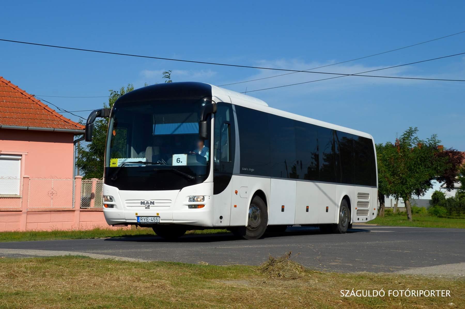 A Nevol-Busz MAN Lion‘s Regioja a kötegyáni oldalban szolgált. Itt épp Okányt készül elhagyni.