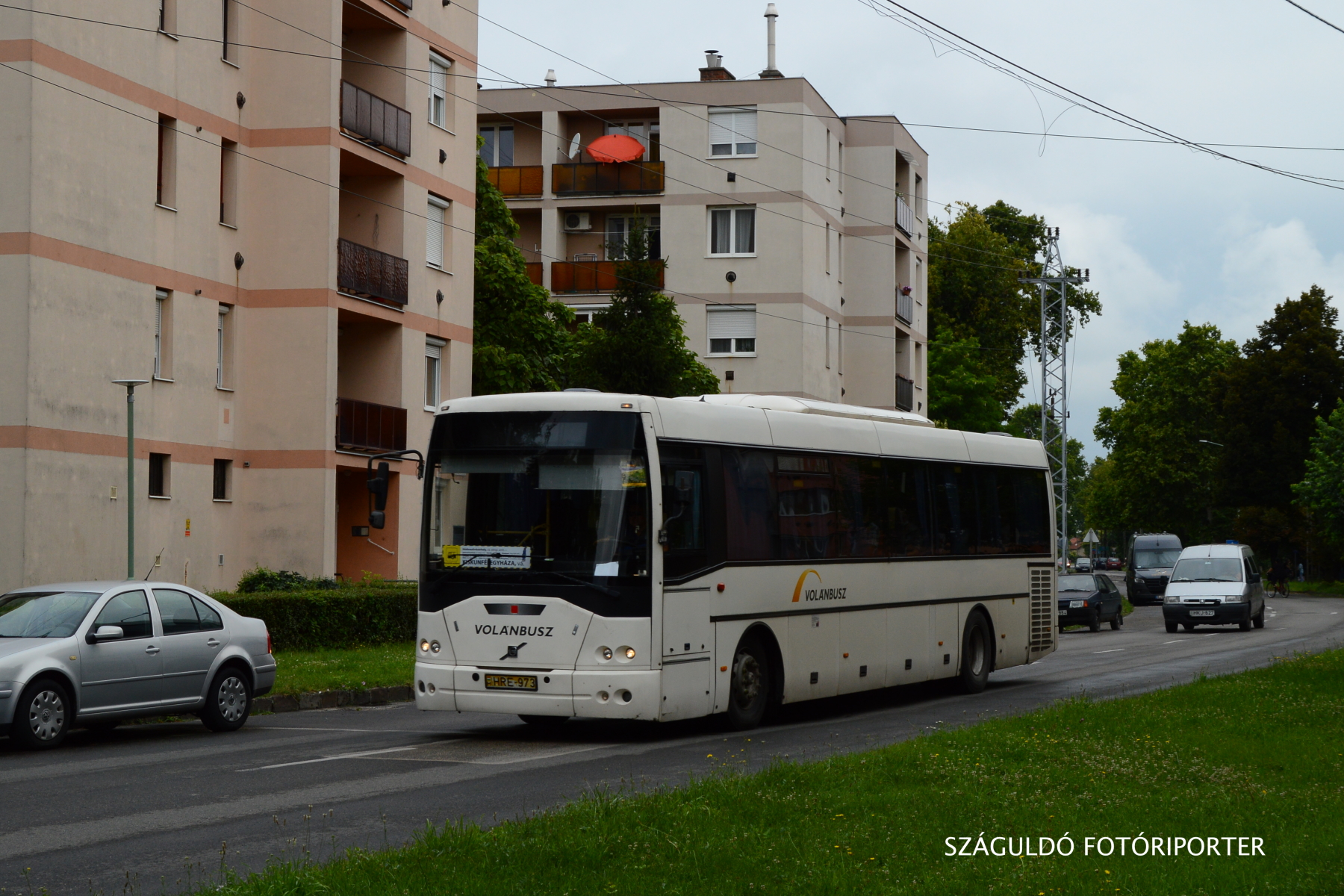 A kezdéskor jellemzően Ikarus E95-ösök és különféle Volvo gépészetű autóbuszok jutottak a vonatpótlókra - itt éppen a Kiskunfélegyházáról startolóra jutott egy, tényleg Volvo-gépészettel ellátott EAG