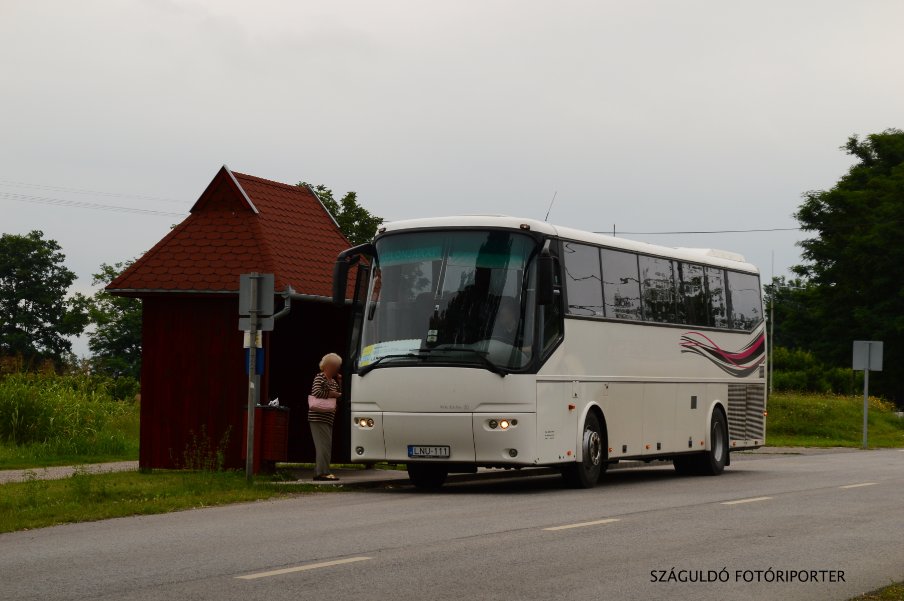 Szolnok felől érkezik az egykoron Eurolines és Fehérvár Travel arculattal is bíró LNU-111