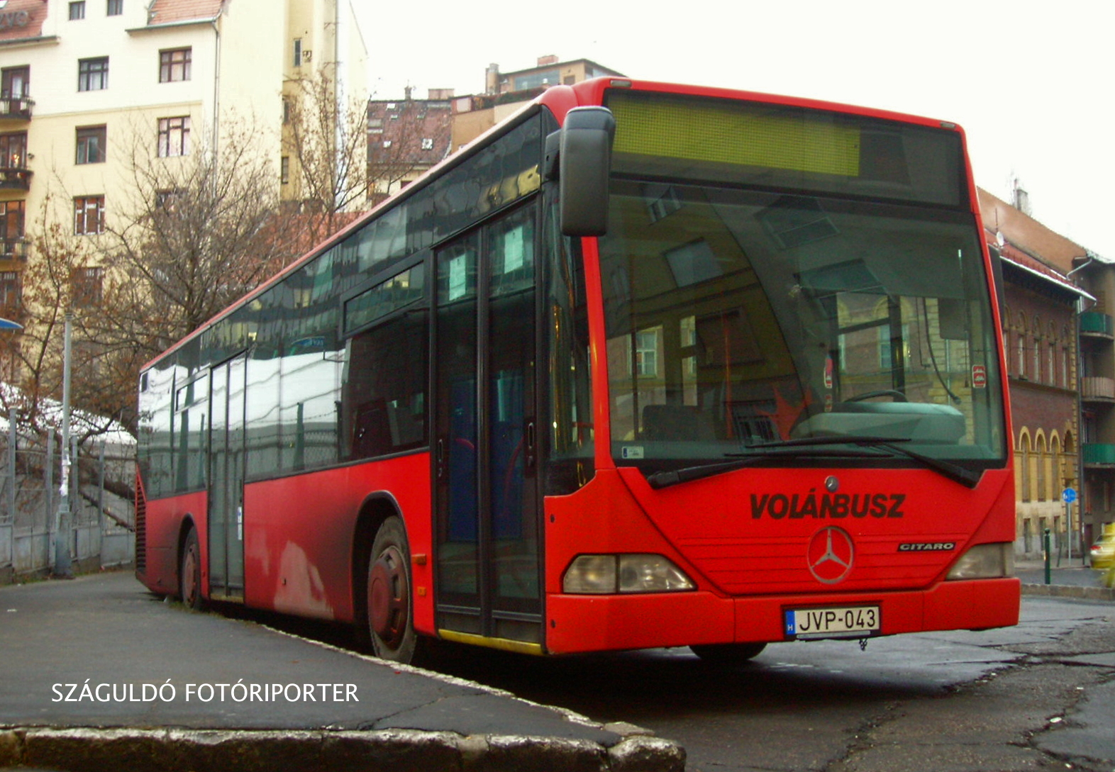 Még pirosan a Széna téren...