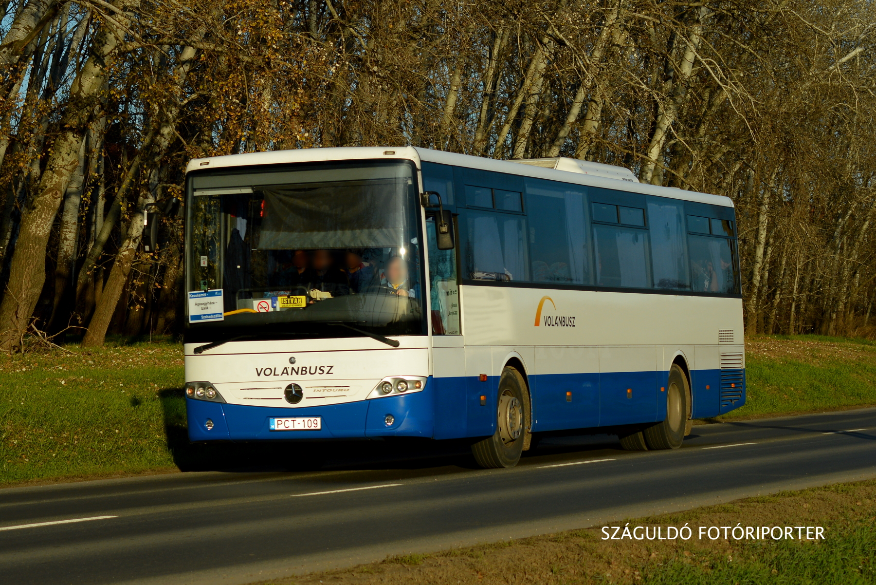 Kecskeméten néhány PCT-t még elláttak az új Volánbusz logóval