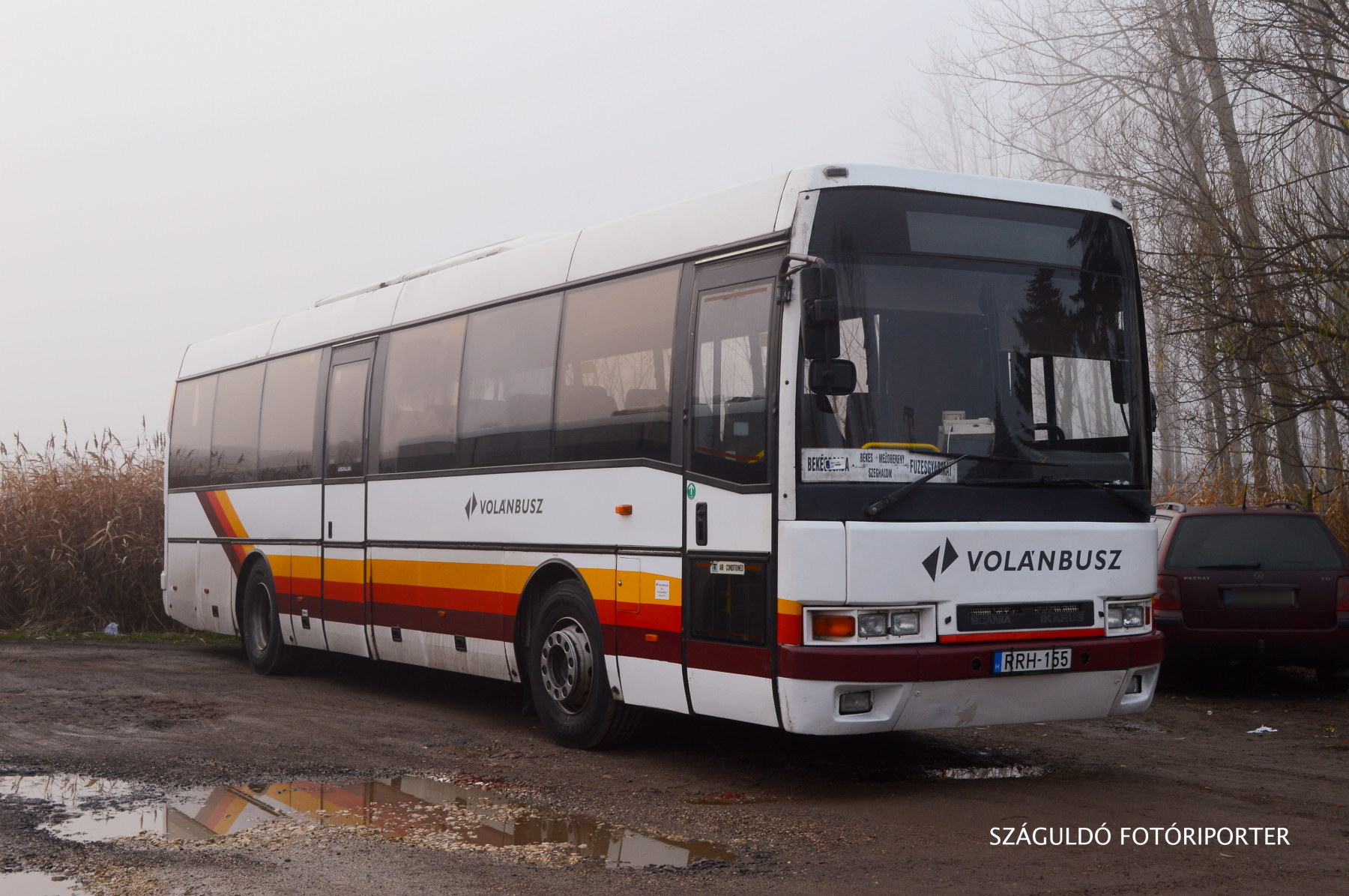 ... itt pedig már a spontán Volánbusz-lerakattá vált szeghalmi tárolóban pihen