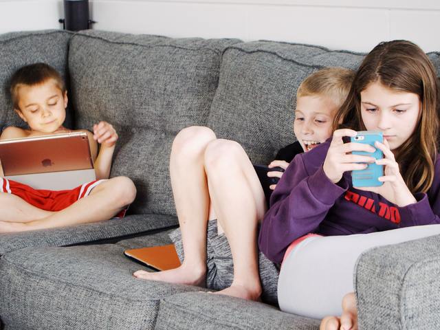 5 veszély, ami leselkedik gyerekeinkre a közösségi médiában