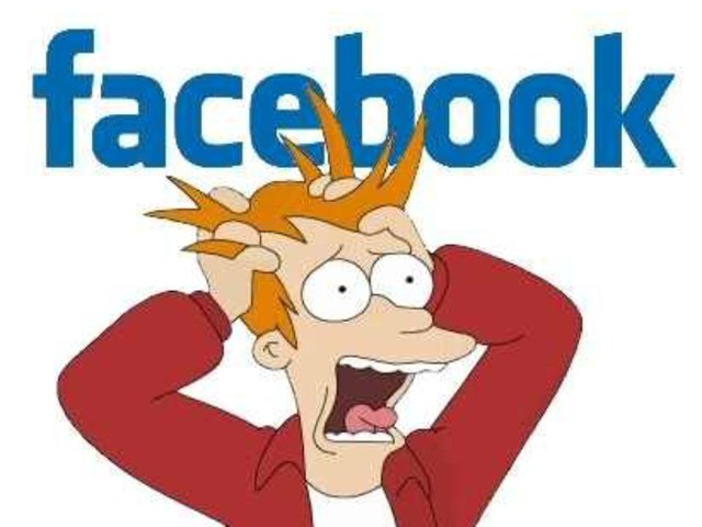 Egész nap csak Facebook-ozik...