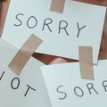 Bocsánatkérés a közösségi oldalakon: Mit tegyél és mit NE tegyél?
