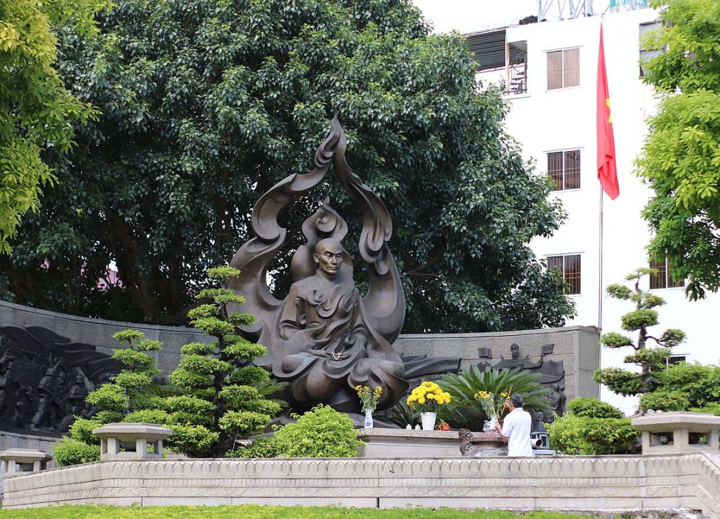 monk-1963-self-immolationstatue.jpg