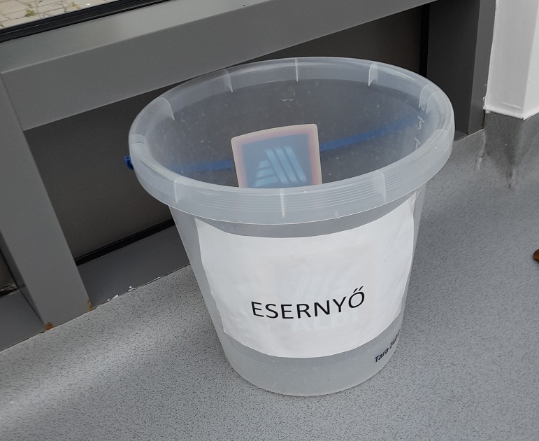 esernyotarto.jpg