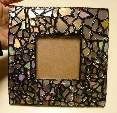 diy-old-cd-mosaic-mirror-frame_masolata.jpg