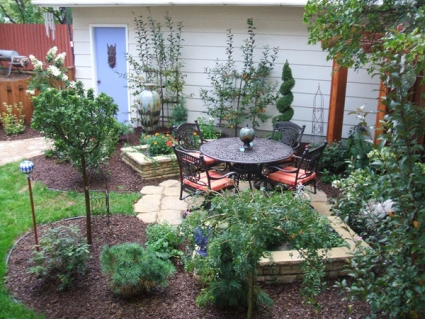 Big-ideas-for-small-yard.jpg