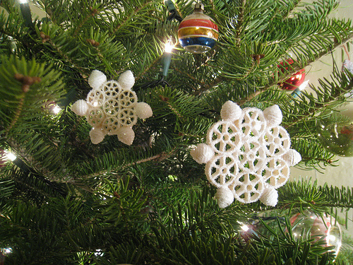 christmas-crafts-kids-christmas-ornaments-white-pasta-snowflakes.jpg
