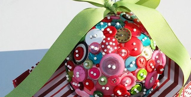 homemade-christmas-tree-ornaments-buttons-pins-ribbon-640x325.jpg