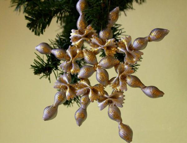 homemade-christmas-tree-ornaments-pasta-snowflake-glitter.jpg
