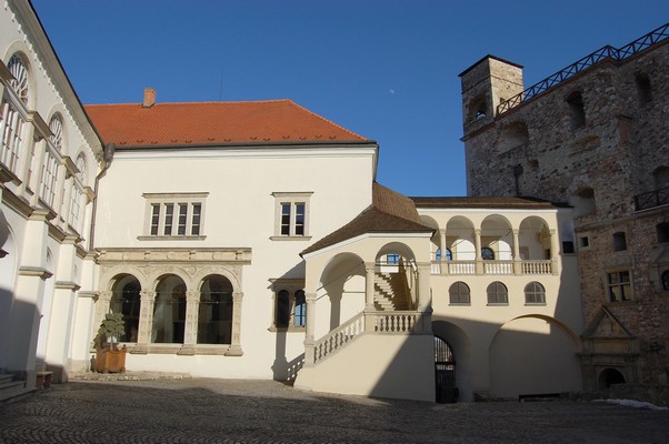 sarospatak_var_perenyi-szarny_es_lorantffy_loggia_panoramio.jpg