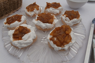Mini Pavlova tortácskák rumos-karamelizált őszibarackkal