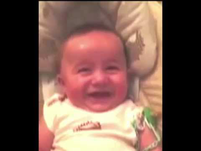 Egy baba, akinek a nevetése olyan, mint a cigiző nagybácsidé!