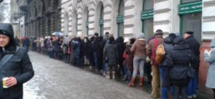 Tömegek akarnak jegyet venni a Nemzeti Színházba